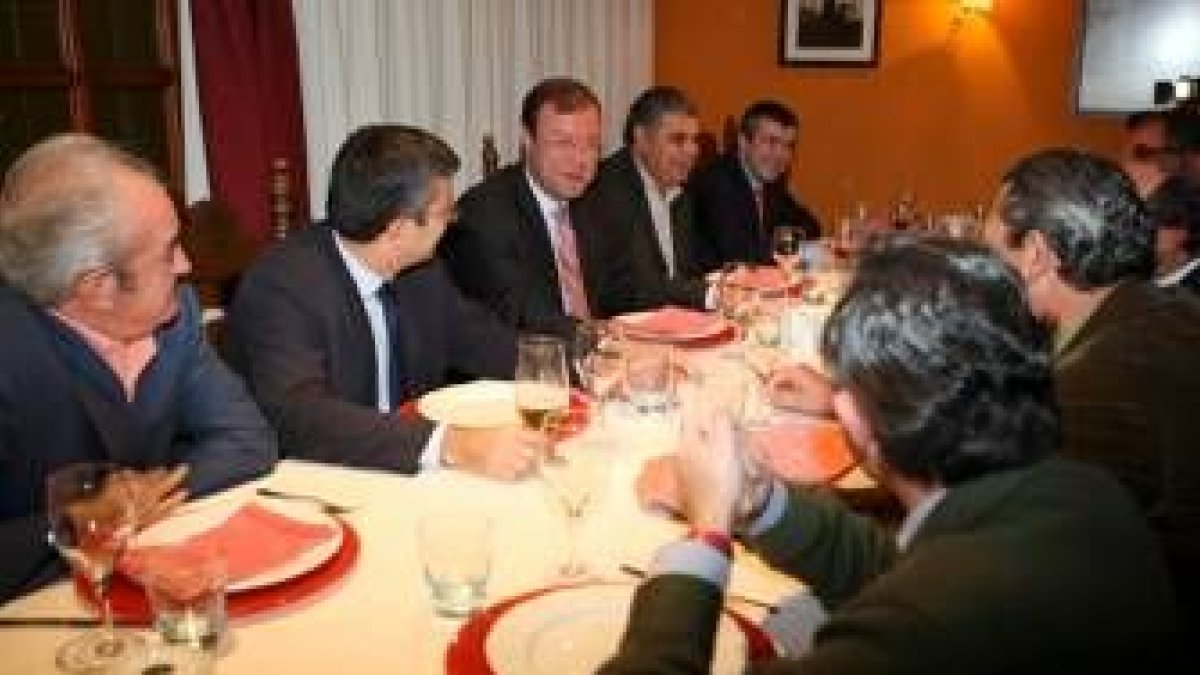 Antonio Silván y Domingo Fuertes, con el resto de la directiva del Círculo Empresarial Leonés