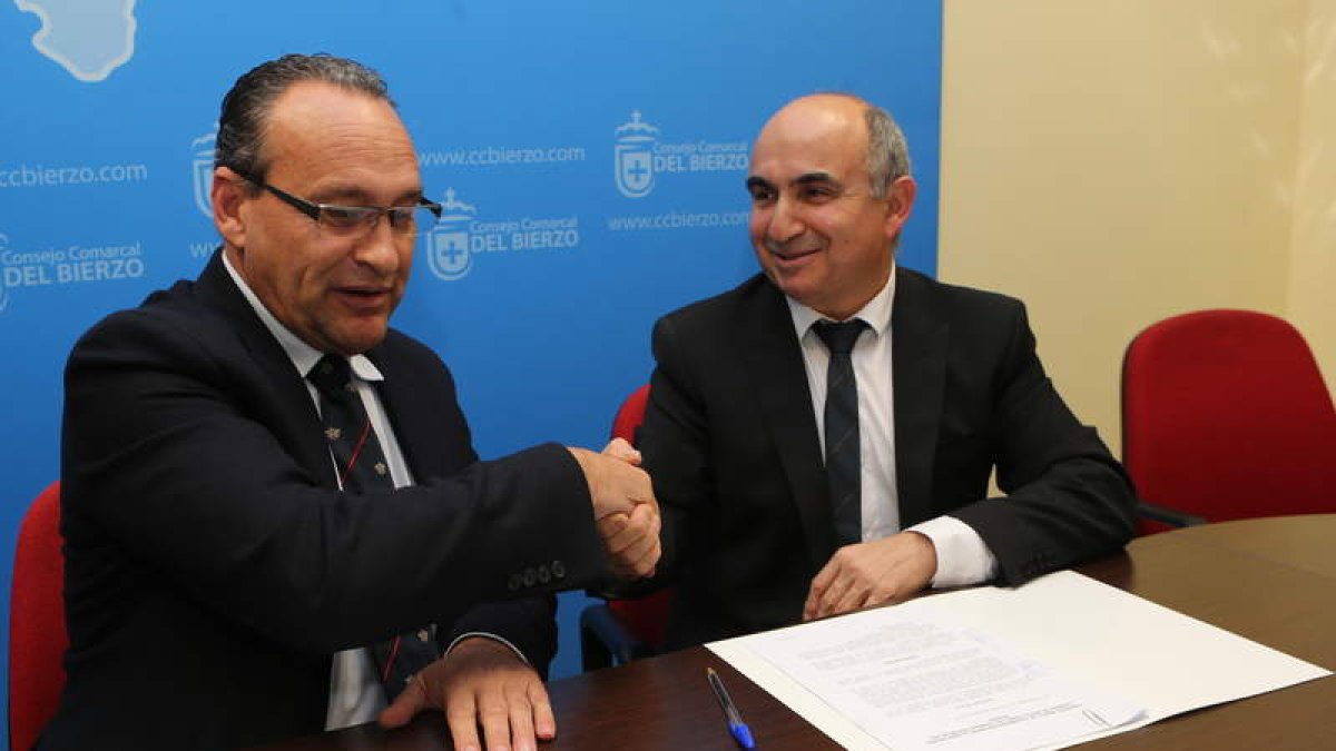 Alfonso Arias y Ángel Juárez, en la firma del convenio.