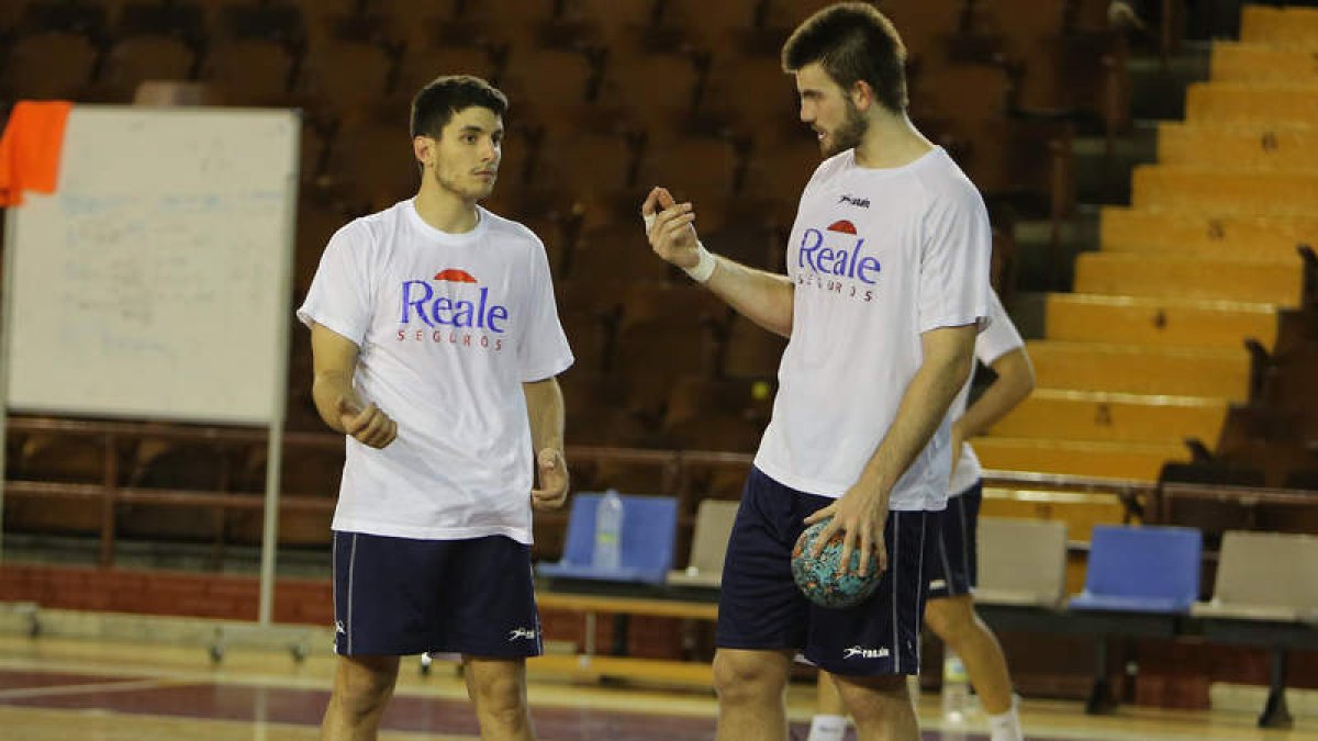 El central Molina y el pivote Leonardo Almeida conversan durante un entrenamiento.