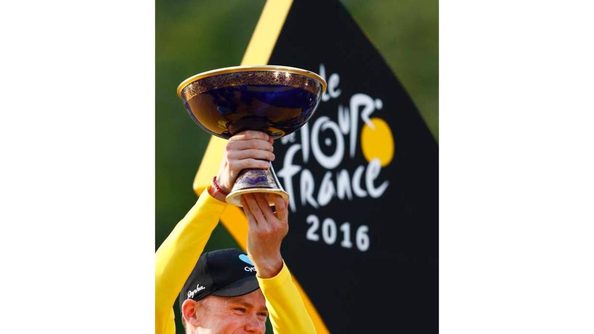 Chris Froome celebra en el podio su tercer Tour. IAN LANGSDON