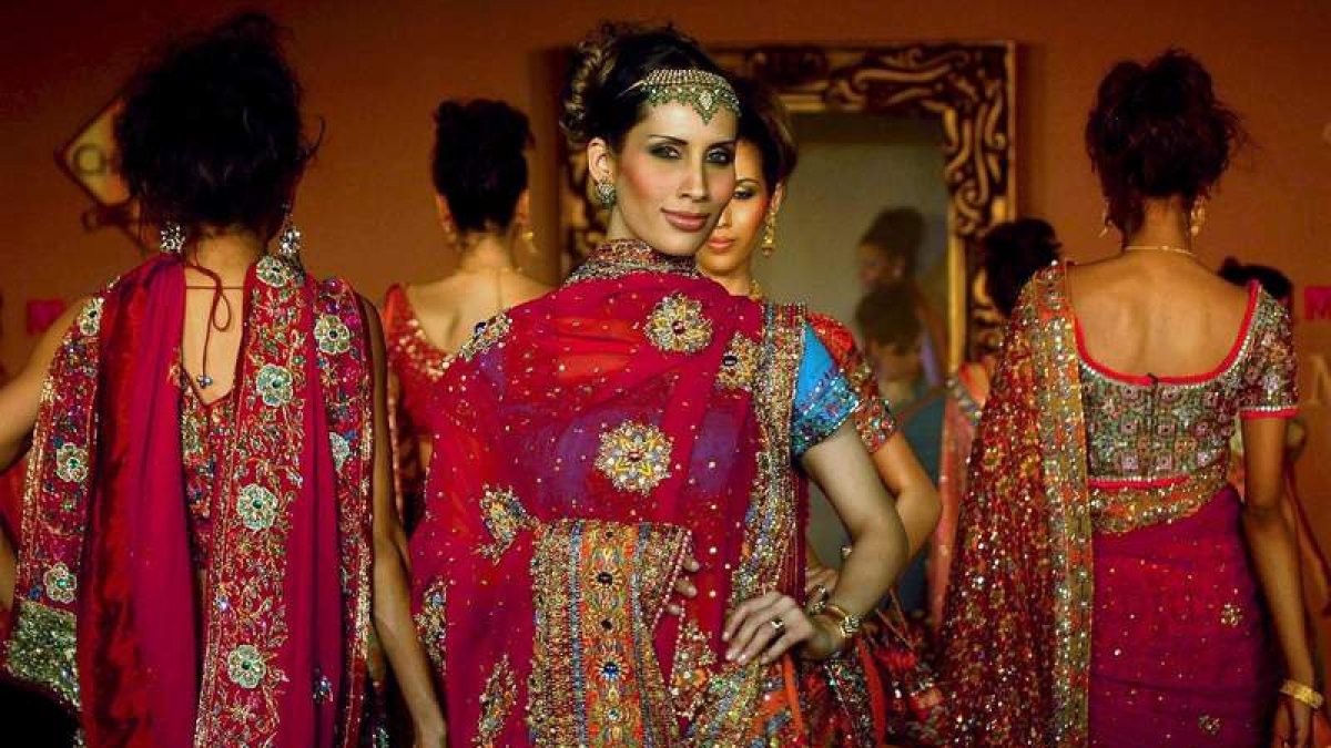 Varias modelos desfilan durante una cita con la moda en Bangalore,