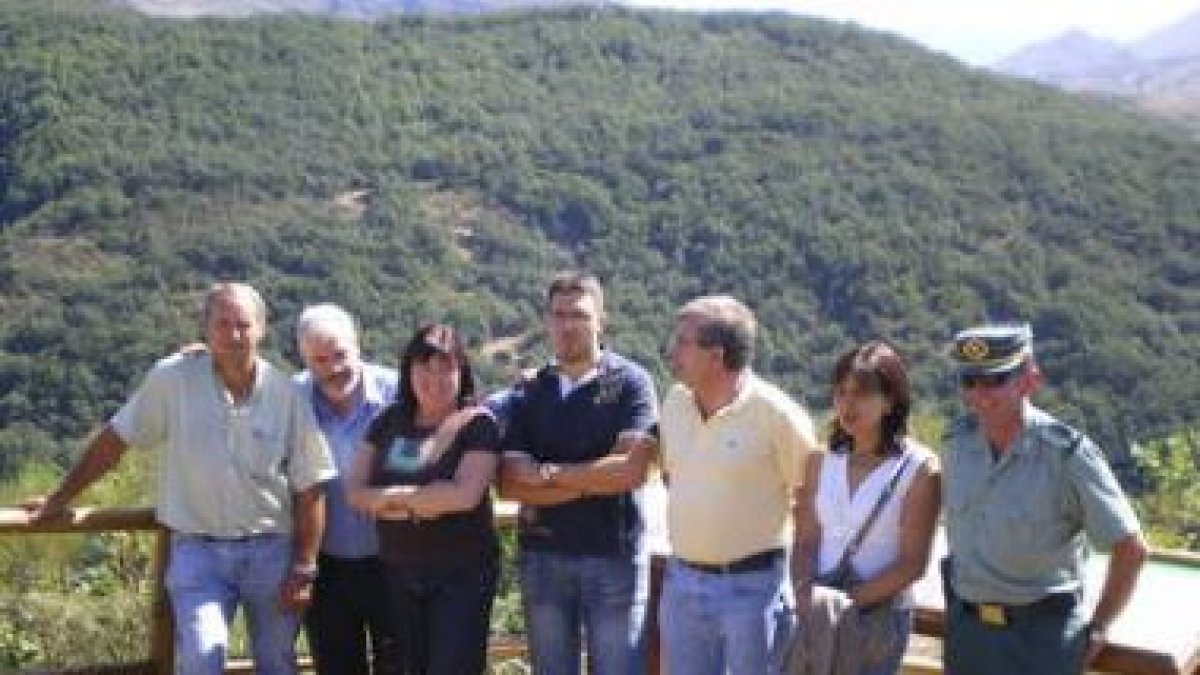 Autoridades de Villablino y Villaseca, en el Mirador del Castro.