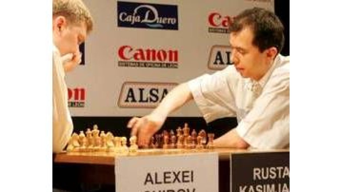 Kasimdzanov arrolló de forma contundente a Shirov en la primera eliminatoria del Magistral
