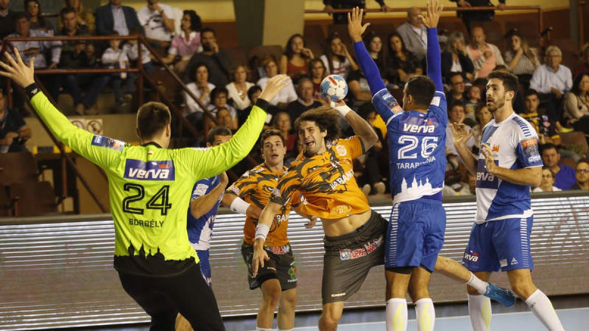 Uno de los partidos de Champions disputados esta temporada por el Ademar frente al Wisla. FERNANDO OTERO