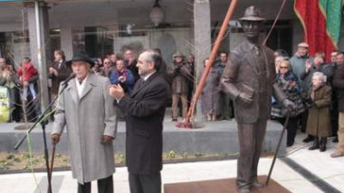 Conrado Blanco, junto al alcalde y el monumento en su honor, se dirige al público.
