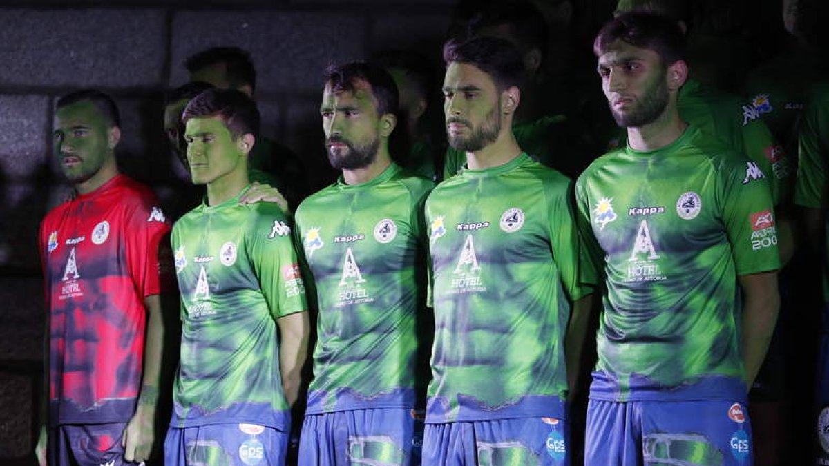 El equipo maragato volverá a lucir la elástica de Hulk que estrenó con éxito ante el Algeciras. JESÚS