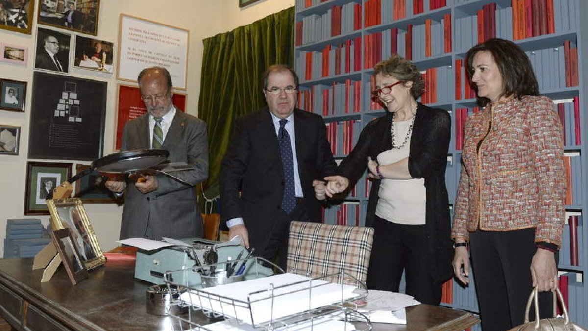 El presidente de la Junta de Castilla y León, junto a la presidenta de las Cortes, el alcalde de Valladolid y la comisaria de la muestra.