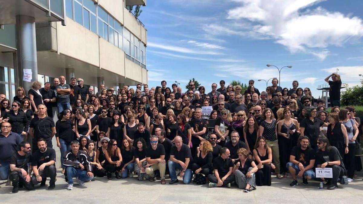Trabajadores de RTVE se manifiestan de negro, este viernes, 6 de julio, en Madrid