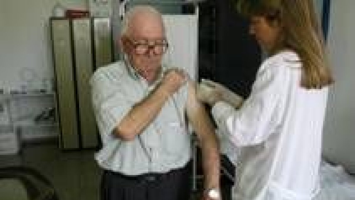 Los mayores de 60 años son unos de los principales objetivos de la campaña de vacunación antigripal