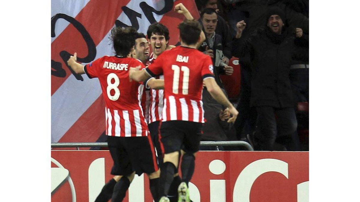 San José  celebra con sus compañeros el gol marcado ante el Bate.