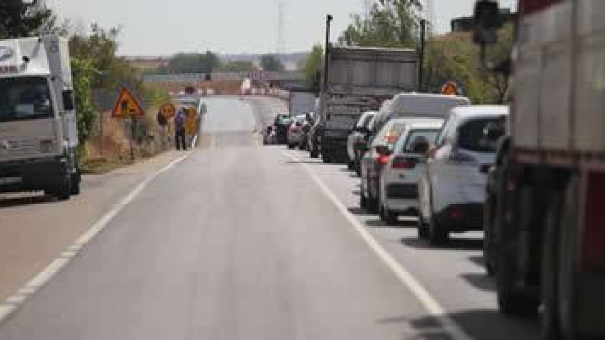 Largas colas en la N-601 en dirección Valladolid debido a las obras