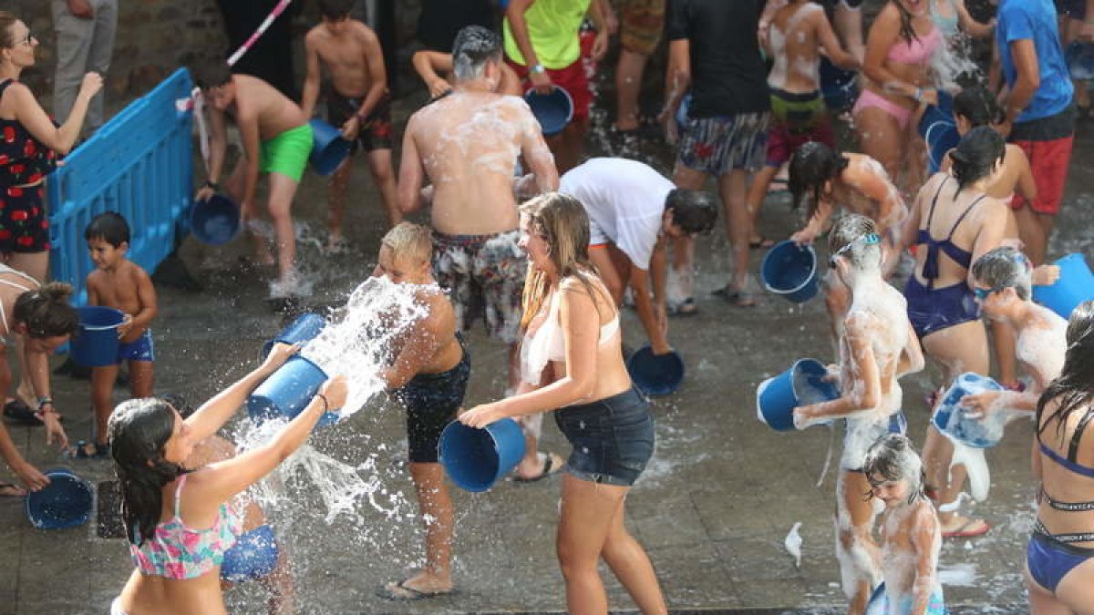 Este año la Fiesta del Agua se hace por la tarde, a las 18.00, hora de más calor. L. DE LA MATA