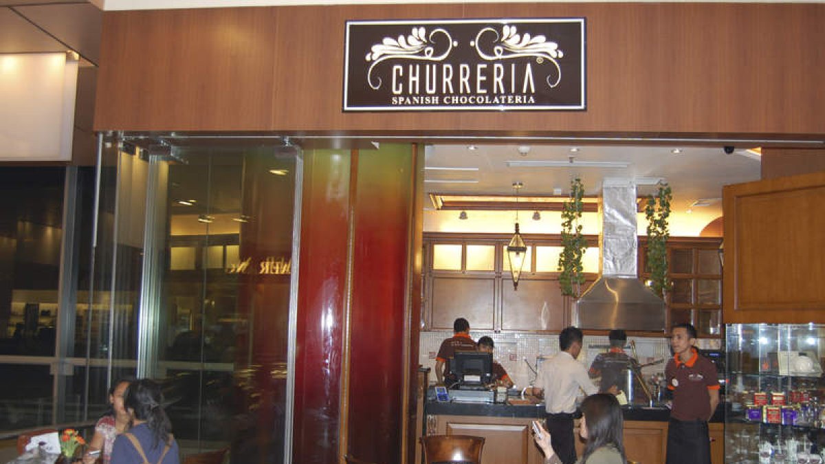 Uno de los camareros de la primera churrería establecida en Yakarta.