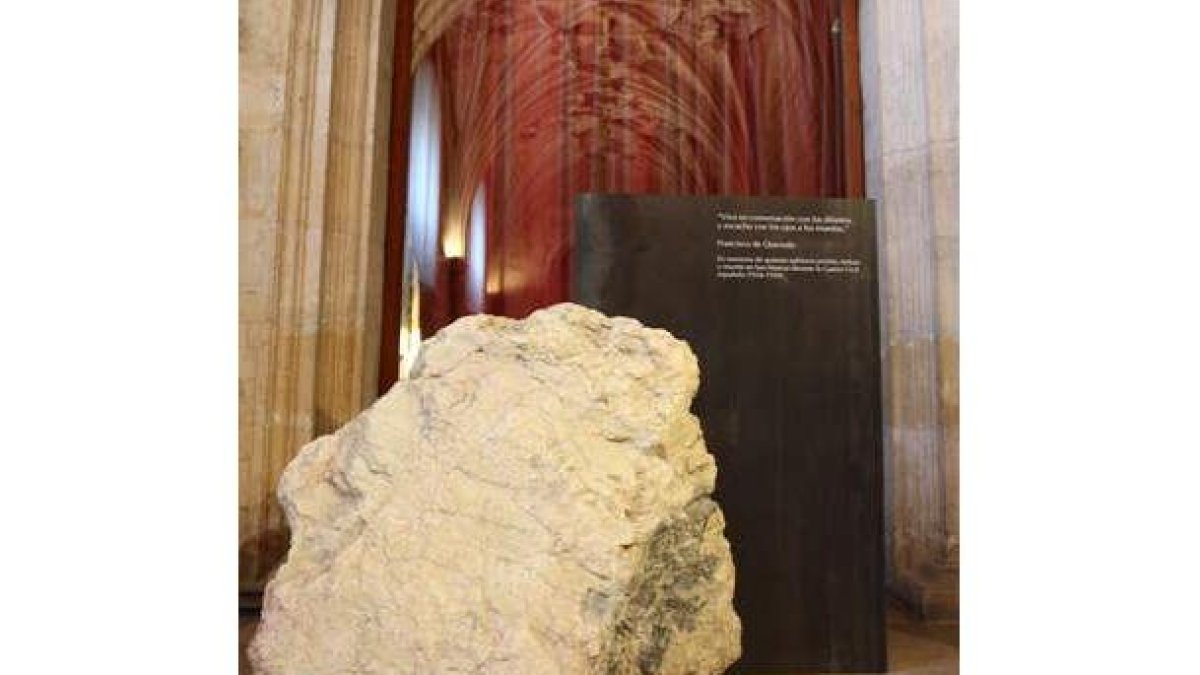 La piedra de talco está seccionada por una pieza de hierro con epitafio.