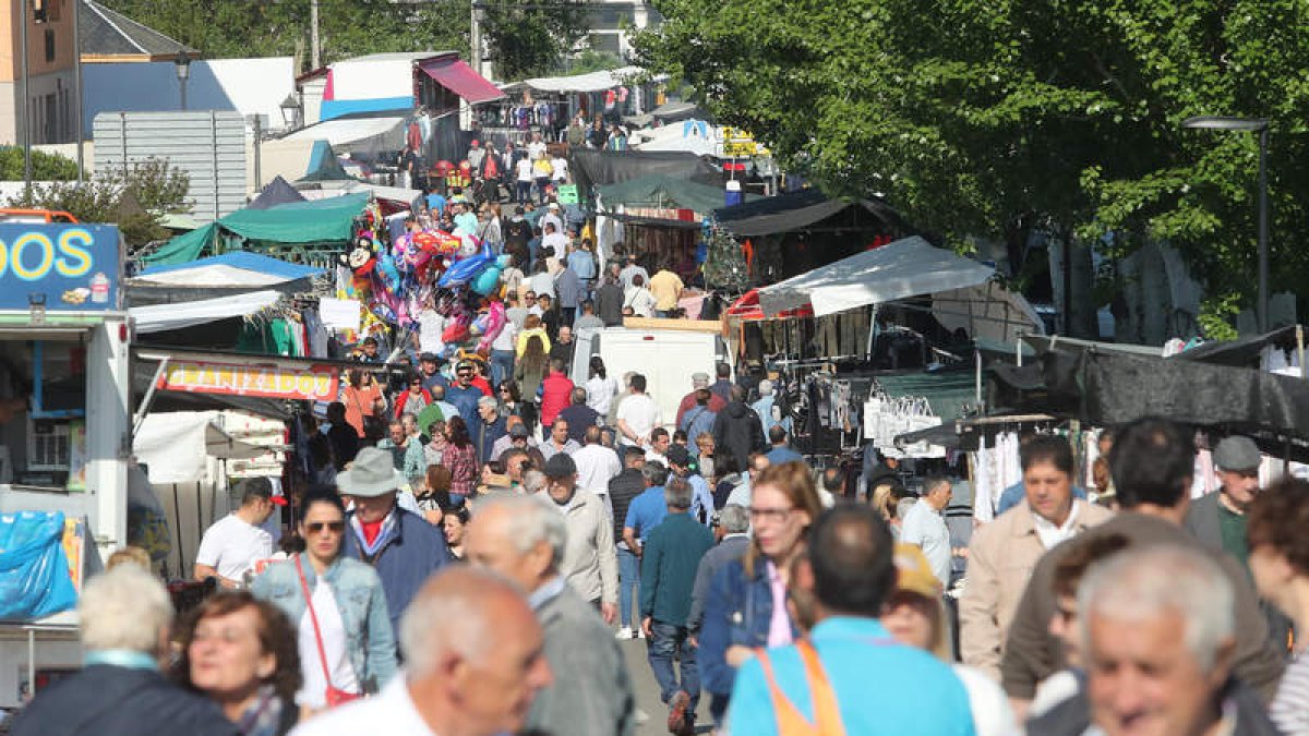 Las calles de la villa del Cúa se abarrotaron de personas, fieles a esta jornada gastronómica.