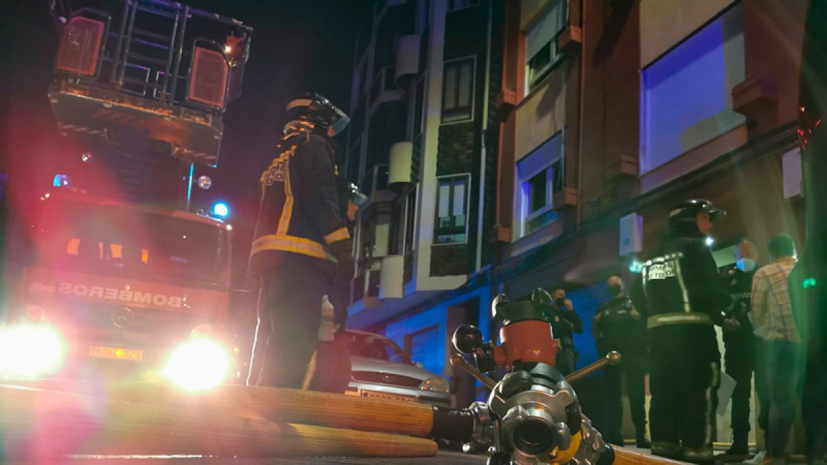Intervención de los bomberos en la calle Virgen Blanca. BOMBEROS DE LEÓN