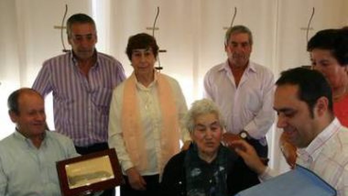 Abilia Pardo, rodeada de familiares, recibió un homenaje del Ayuntamiento por sus 100 años.