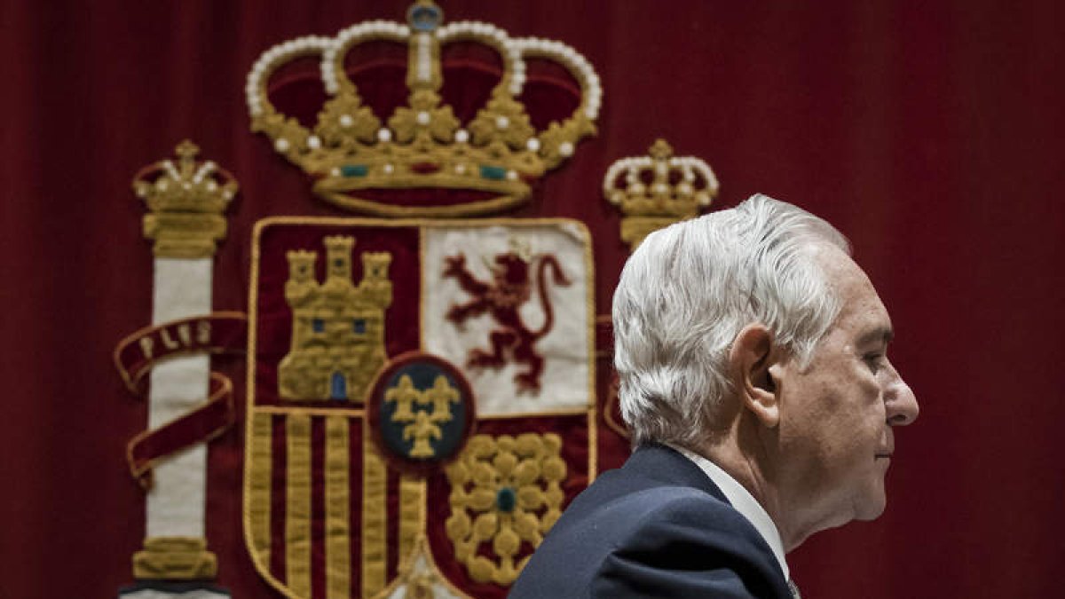 Carlos Dívar abandona la sede del Poder Judicial.
