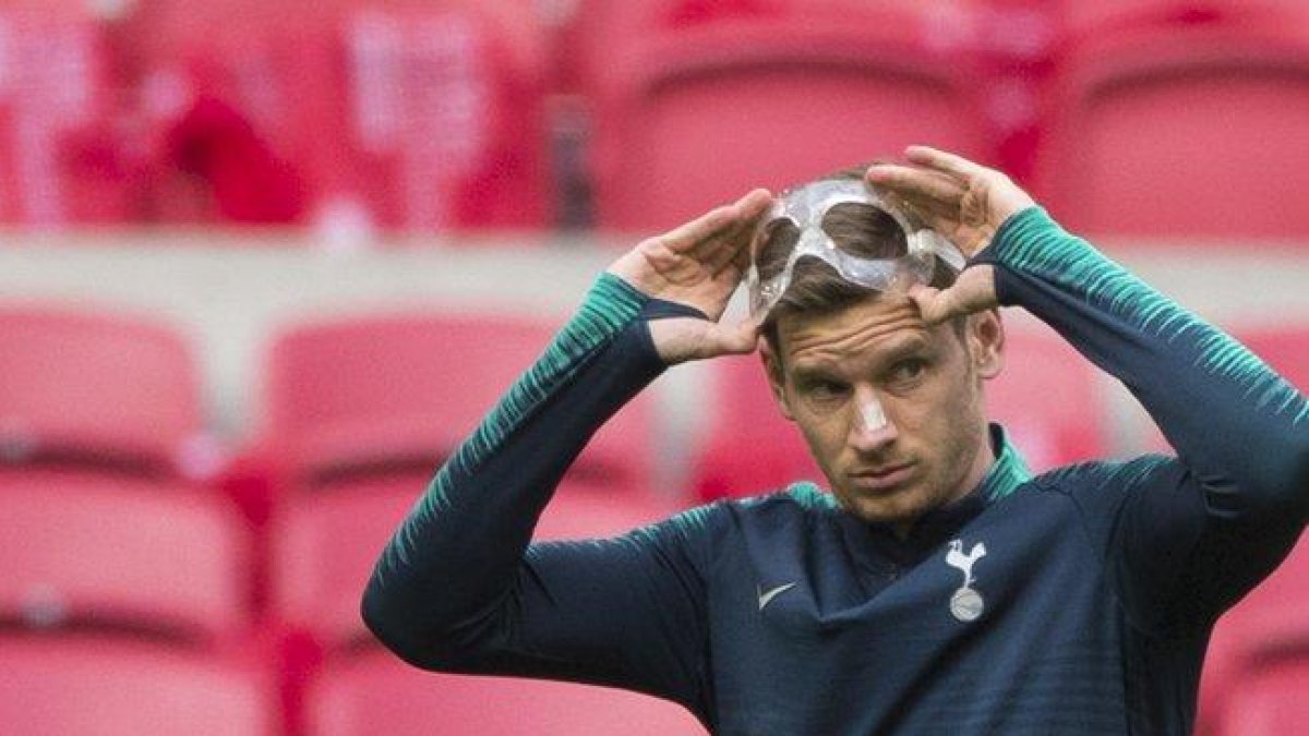 El jugador del Tottenham Vertonghen con la máscara protectora con la que tiene que jugar.