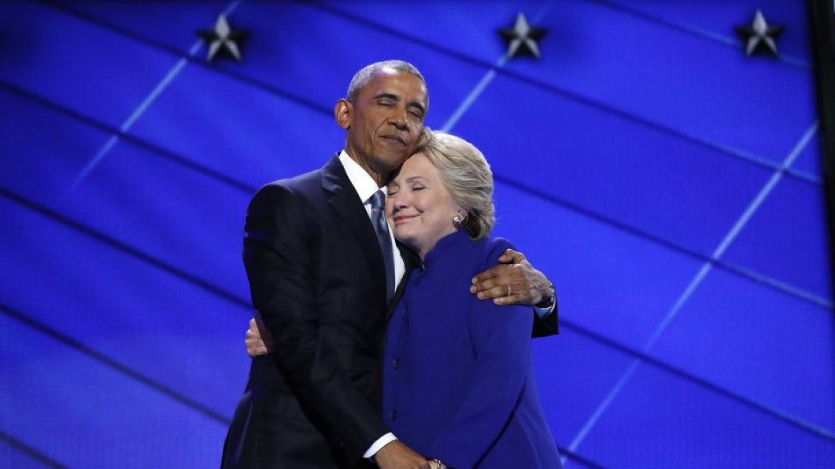 Obama abraza a Clinton tras su discurso de apoyo en la convención demócrata, en Pensilvania.