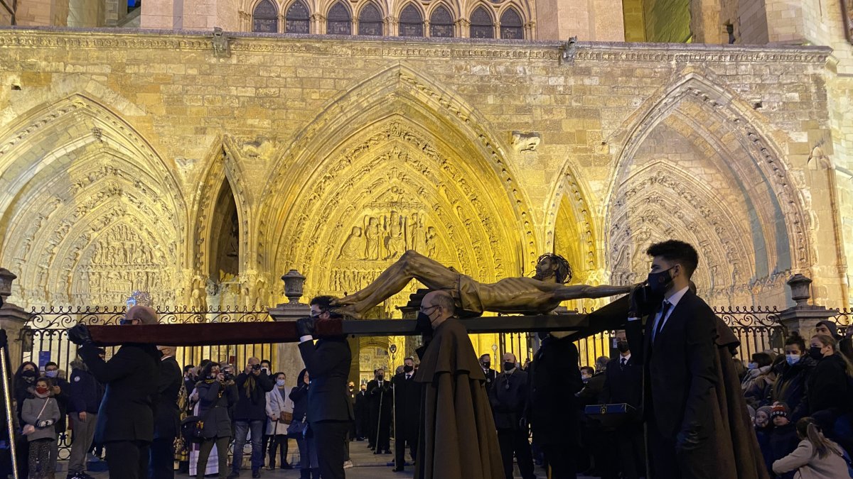 El vía Crucis, a su paso por la Catedral. MIGUEL ÁNGEL ZAMORA