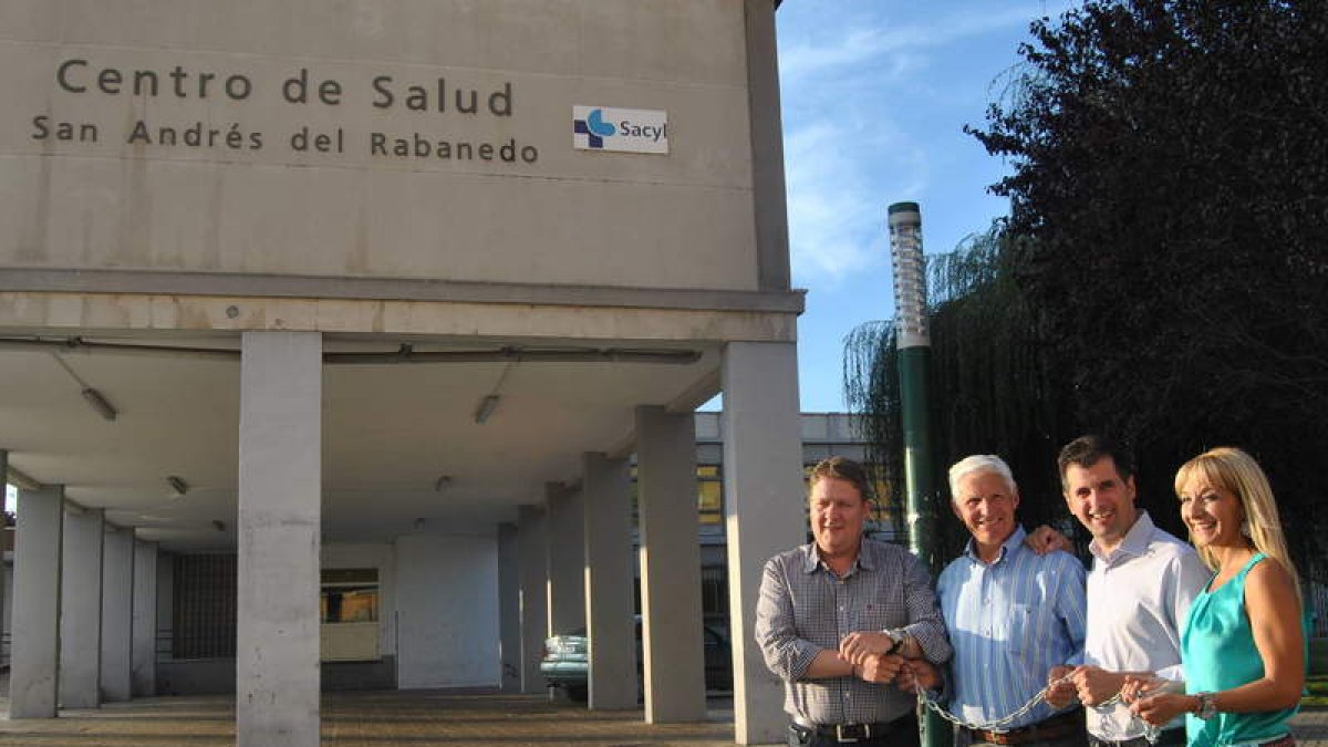 Tudanca y los socialistas leoneses se encadenaron  en 2014 frente al centro para exigir mejoras.