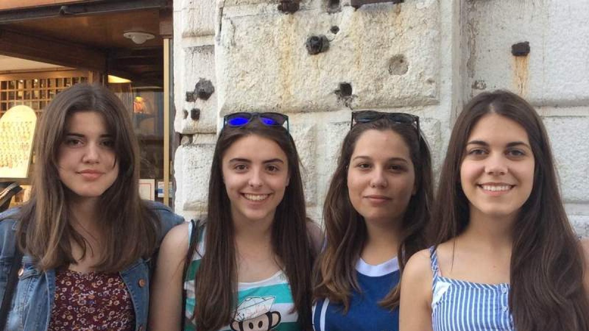 Grupo de alumnas del Gil y Carrasco premiadas en el certamen.
