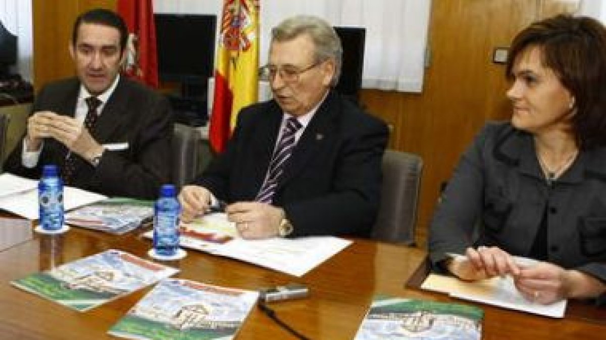 Suárez-Quiñones, Manceñido y Teresa González, en el acto de ayer