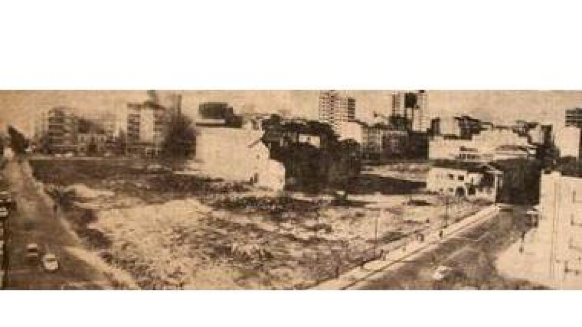 Una imagen histórica. El 28 de octubre de 1966 se ultiman los derribos del Hospicio del siglo XVIII