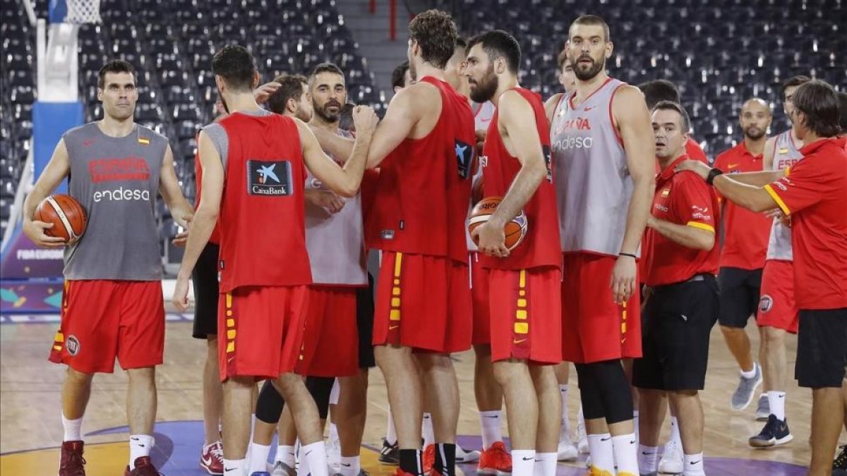 Los jugadores de la selección, a la conclusión del entrenamiento en Cluj.