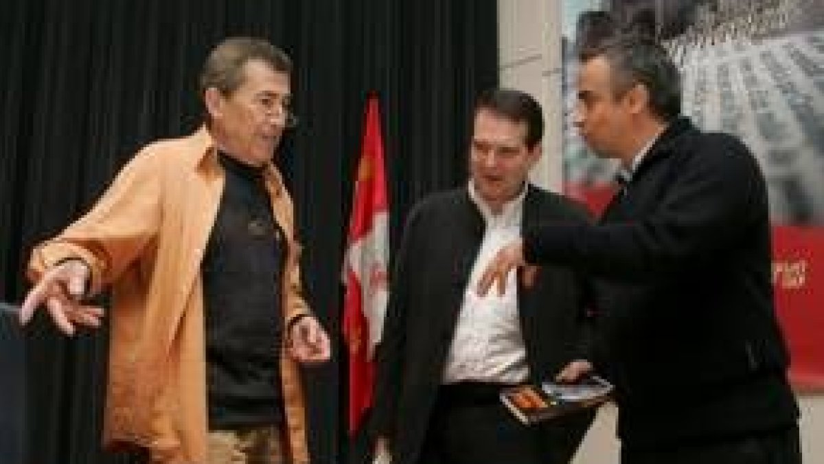 Abel Caballero, en el centro flanqueado por Sánchez Dragó (izquierda) y Jesús Courel (derecha)