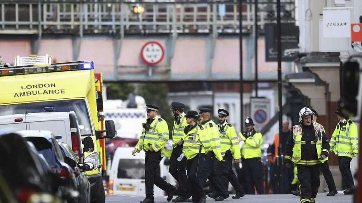 Los servicios de emergencia en la estación de metro Parsons Green en Londres. ANDY RAIN