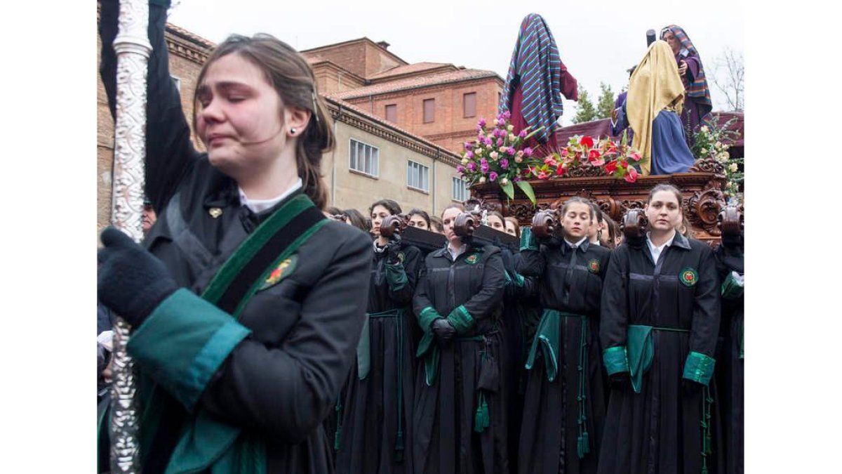 La lluvia impidió el pasado año que la procesión de María al pie de la cruz camino de la esperanza saliese a la calle. En su lugar hicieron un acto especial en el patio de los capuchinos.