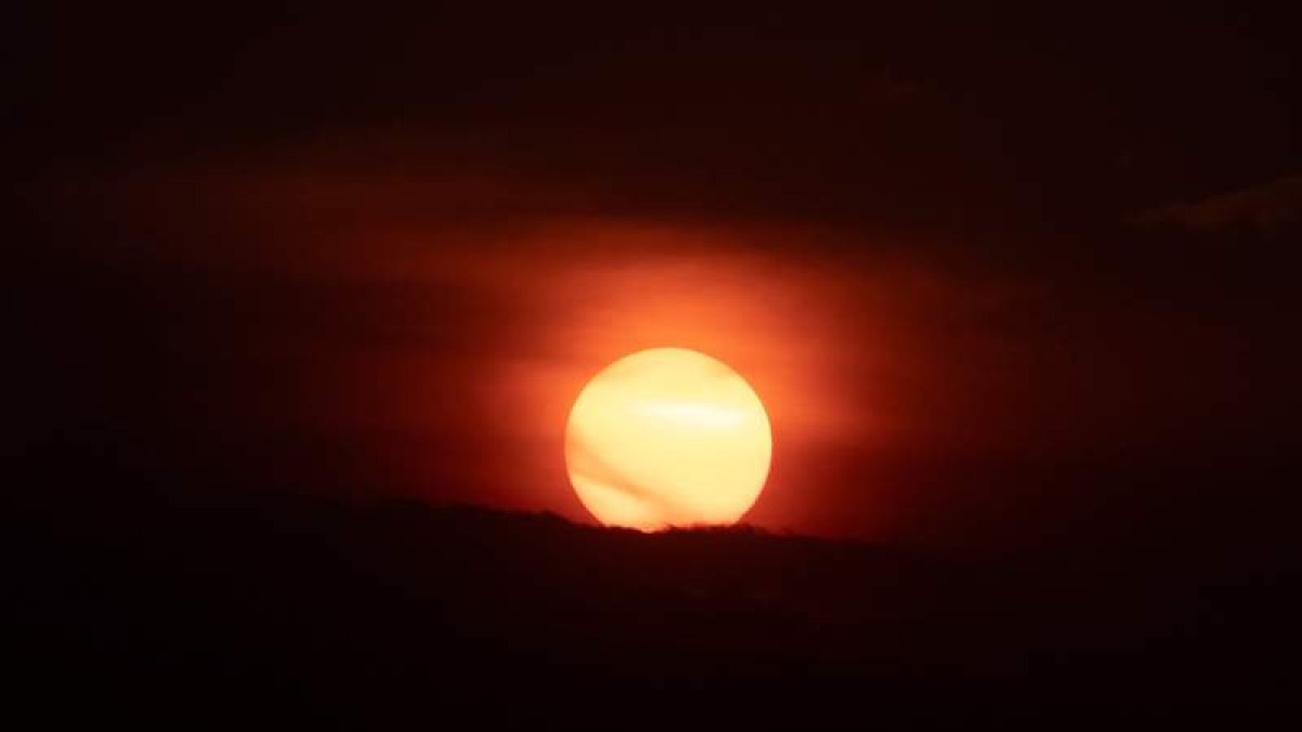 Imagen del astro rey desde la isla de La Palma. MIGUEL CALERO