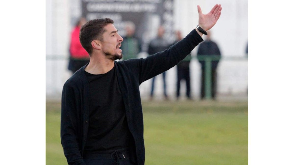 Diego Merino, entrenador del Atlético Astorga. SECUNDINO PÉREZ