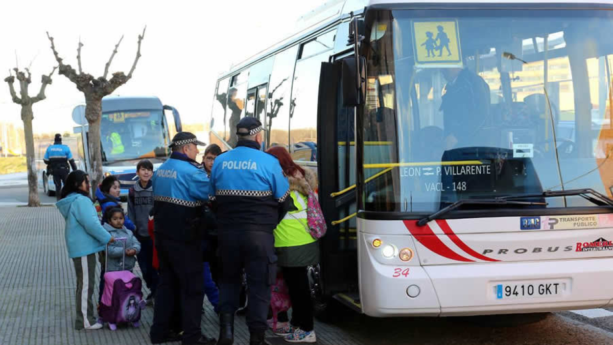 Un vehículo de transporte escolar presta servicio en la capital leonesa.