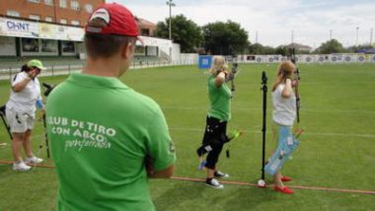 El equipo ponferradino, en plena competición en el estadio de La Eragudina de Astorga.