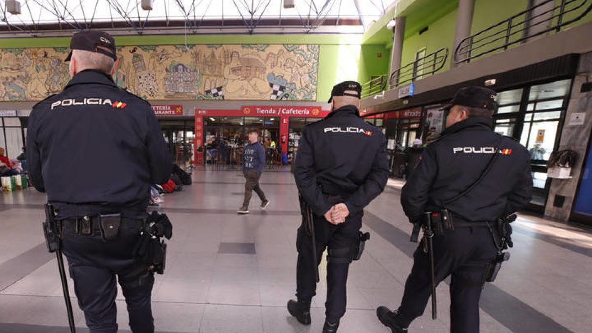 Agentes de la Policía Nacional de servicio en la capital leonesa. RAMIRO