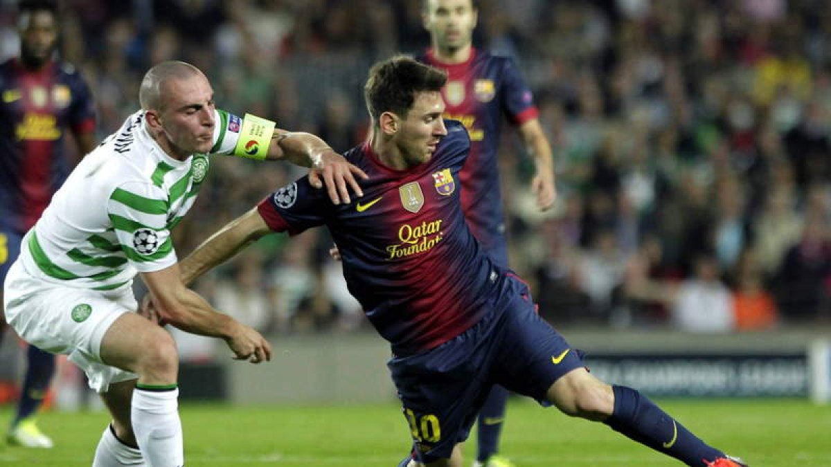 El argentino Messi pelea un balón ante Brown.