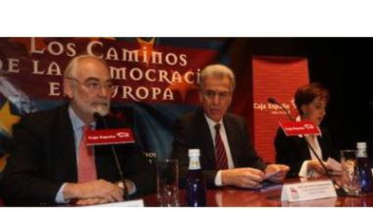 Juan Pedro Aparicio, Nikiforos Diamandouros y María Teresa Cuena.