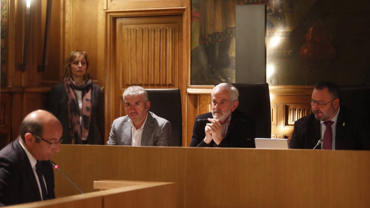Pleno en la Diputación de León con el presidente Eduardo Morán a la derecha, el vicepresidente a su izquierda, y el portavoz del PP Francisco Castañón en primer plano. JESÚS F. SALVADORES