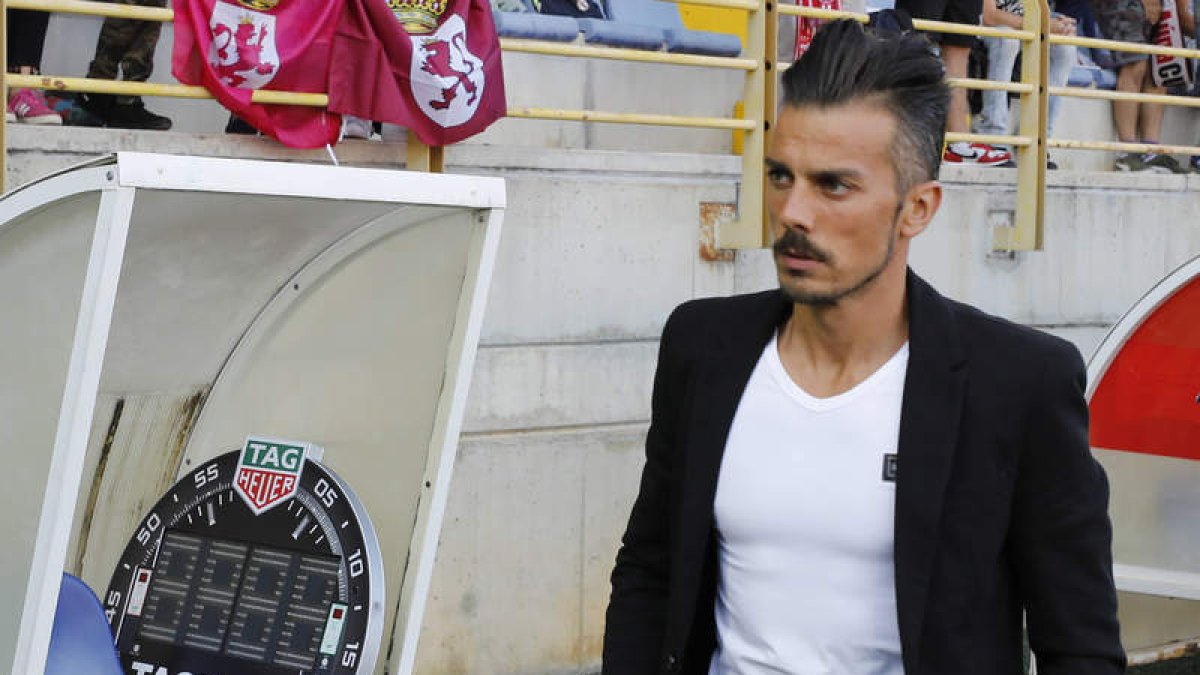 El entrenador Rubén de la Barrera durante un partido de la Cultural en el campeonato de Liga. MARCIANO PÉREZ