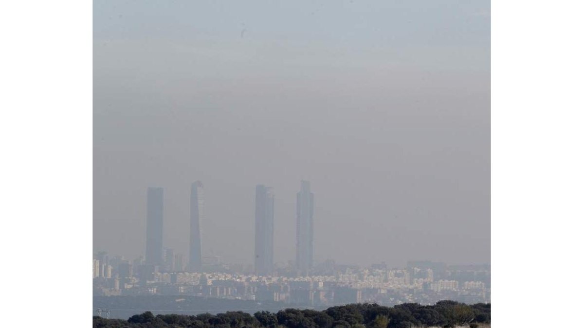 Vista de las cuatro torres de Madrid desde la A-6, en una foto de archivo. ÁNGEL DÍAZ