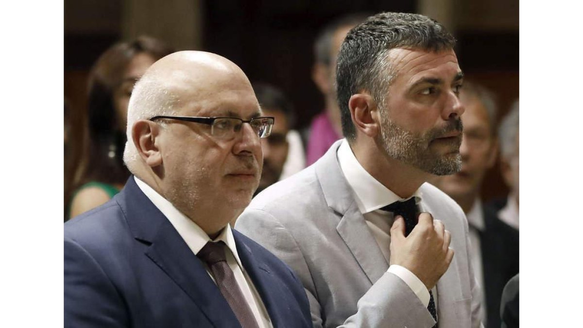 Jordi Baiget y Santi Vila, en el acto de ayer. ANDREU DALMAU