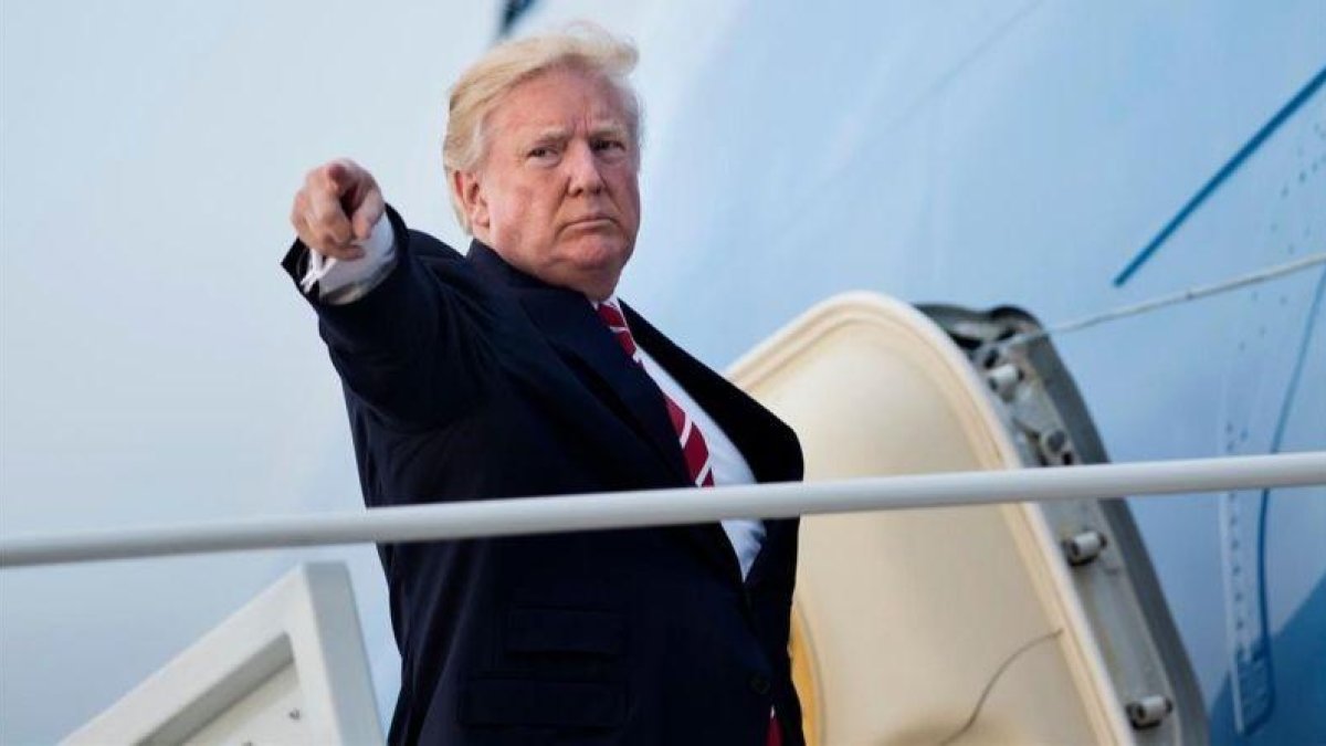El presidente de EEUU, Donald Trump, a punto subir en el Air Force One para viajar a Carolina del Norte el 7 de octubre del 2017.