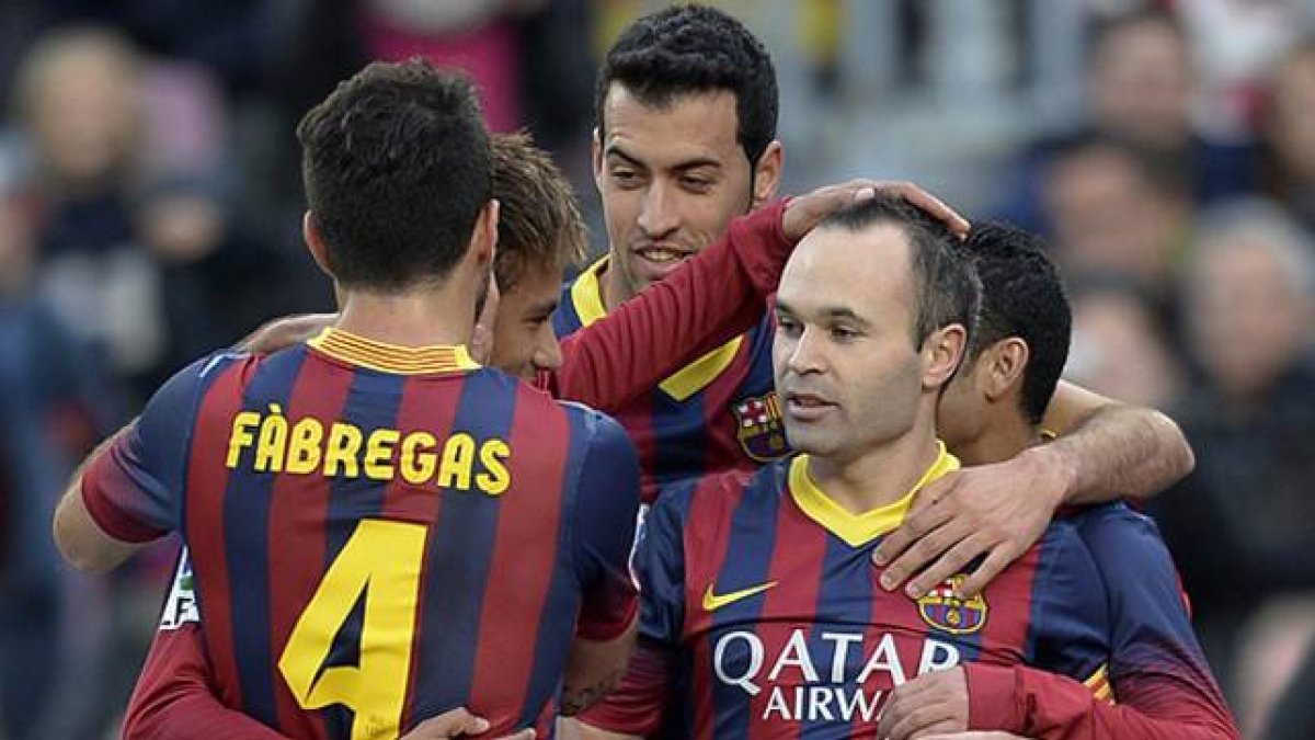 Los jugadores del Barça felicitan a Iniesta tras abrir el marcador de penalti.