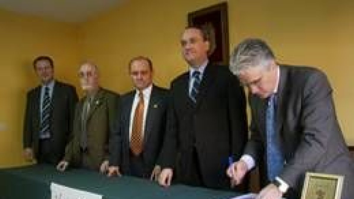 Los joyeros firman el convenio con el Banco Grupo Popular