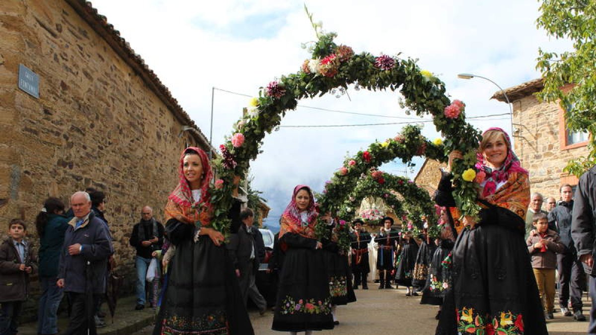 Arcos florales para la procesión de la Virgen y artesanía para los visitantes
