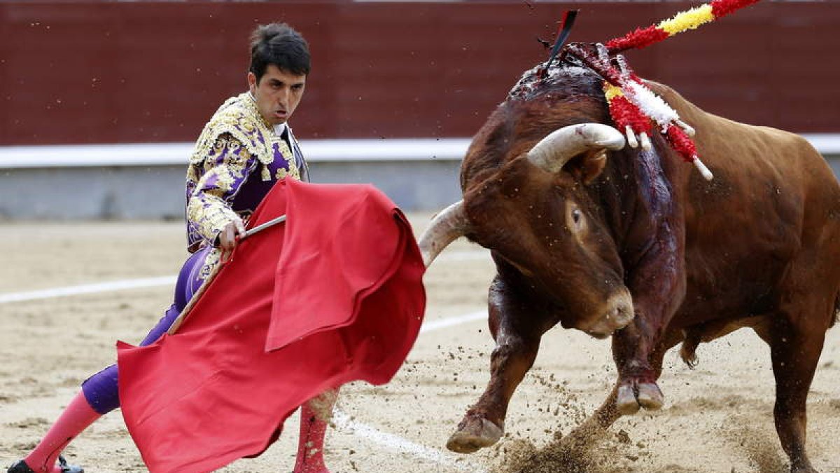 Javier Castaño da un pase al primero de sus astados en el quinto festejo de la Feria de San Isidro.