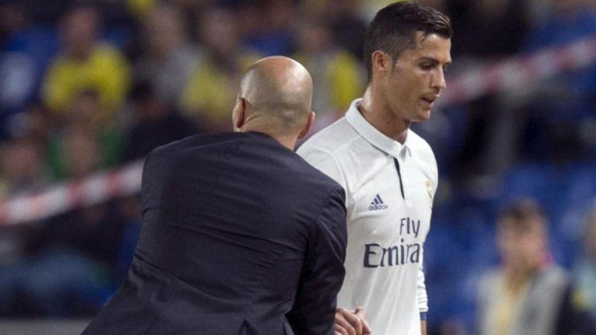 Zidane saluda a Cristiano ante la indiferencia de este en el momento de sustituirle en Las Palmas.